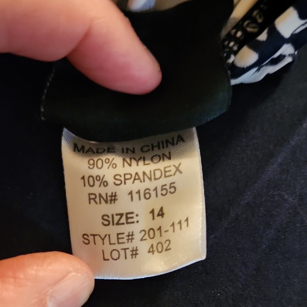 Stylish Black and White Patterned Swimsuit - Picture 5 of 5